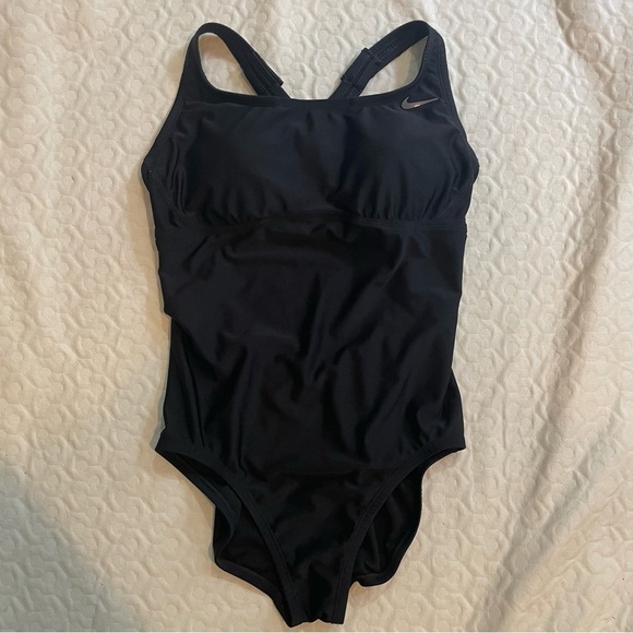 Nike Black One-Piece Razorback Swimsuit Bathing Suit Women’s Medium Built-In Bra - Picture 1 of 8